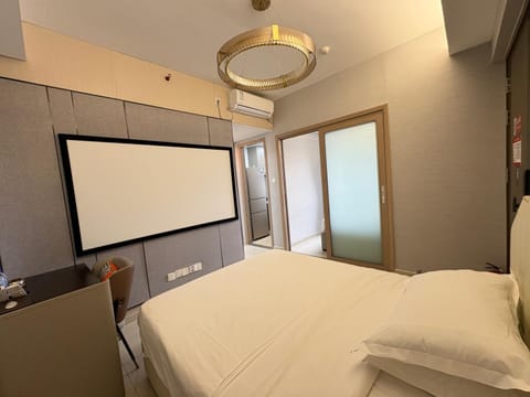 Bed, TV and multimedia, Bedroom