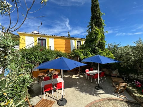 Property building, Restaurant/places to eat, Lounge or bar
