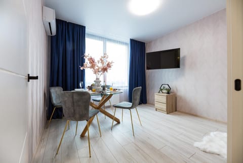 TV and multimedia, Photo of the whole room, Seating area, Dining area