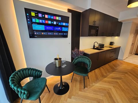 TV and multimedia, Kitchen or kitchenette, Seating area