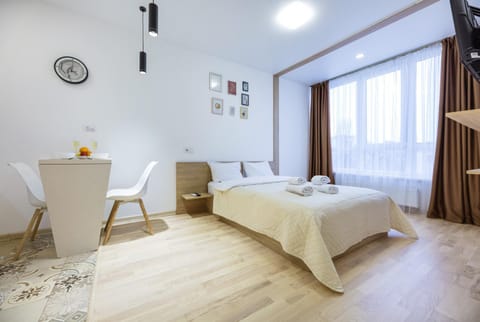 Bed, TV and multimedia, Photo of the whole room, towels