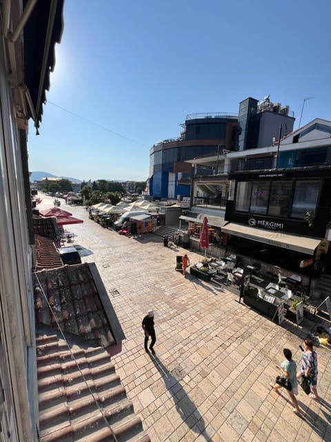 Property building, Neighbourhood, Natural landscape, Street view, Location, group of guests