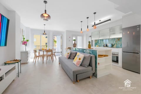 TV and multimedia, Kitchen or kitchenette, Living room, Seating area, Dining area, oven