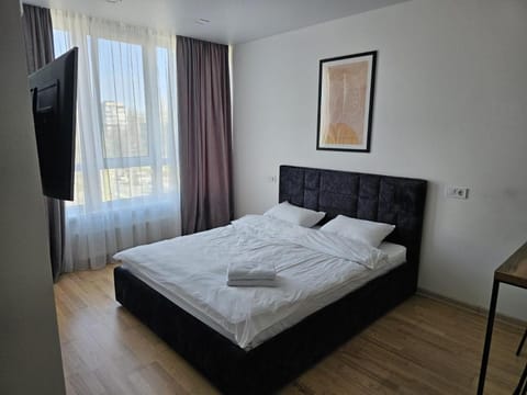 Bed, TV and multimedia, Photo of the whole room, Bedroom, towels