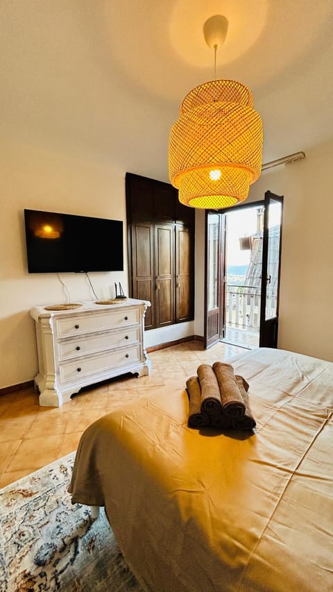 Photo of the whole room, Bedroom, wardrobe