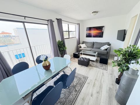 TV and multimedia, Living room, Seating area, Dining area, air conditioner