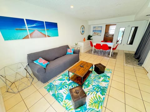 Living room, Seating area, Dining area, air conditioner, air conditioner