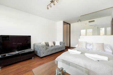 TV and multimedia, Photo of the whole room, Seating area