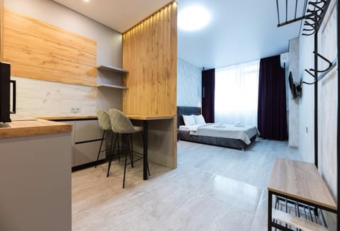 Bed, TV and multimedia, Kitchen or kitchenette, Photo of the whole room, Dining area