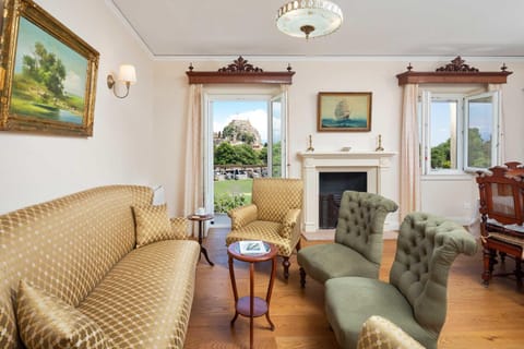 Living room, Seating area