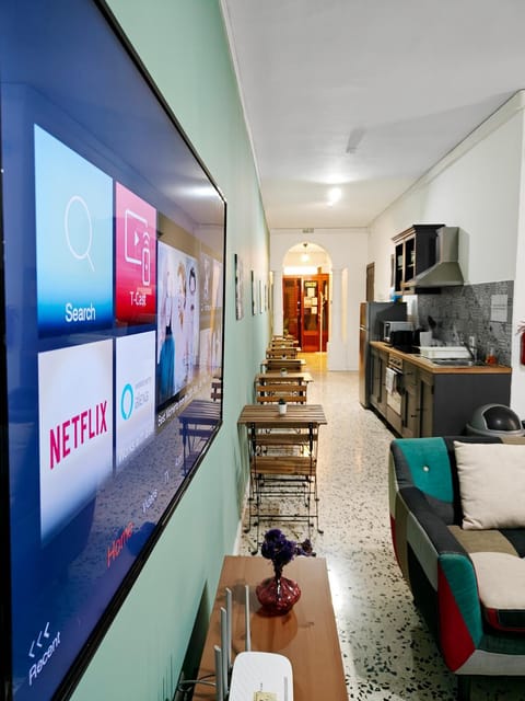 Communal lounge/ TV room, TV and multimedia, Kitchen or kitchenette, Living room, Seating area, Dining area, Evening entertainment