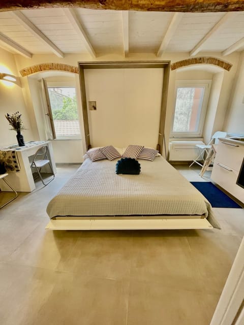 Bed, Photo of the whole room, towels