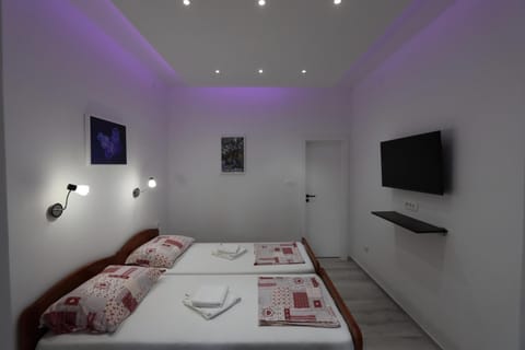 Bed, TV and multimedia, Photo of the whole room, Bedroom, towels