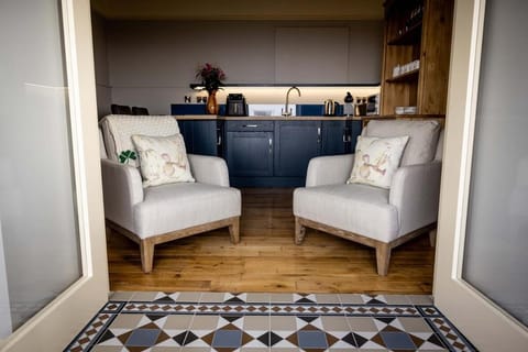 Kitchen or kitchenette, Seating area