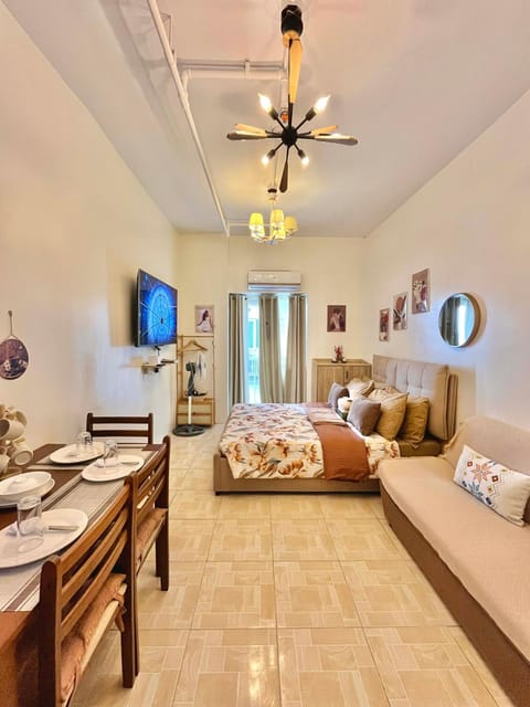 Bed, Photo of the whole room, Seating area, Bedroom