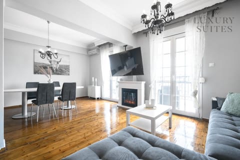 TV and multimedia, Living room, Seating area, fireplace