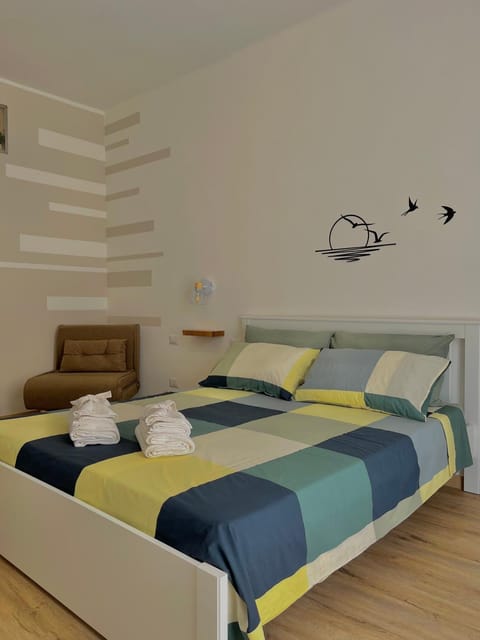 Bed, Bedroom, towels