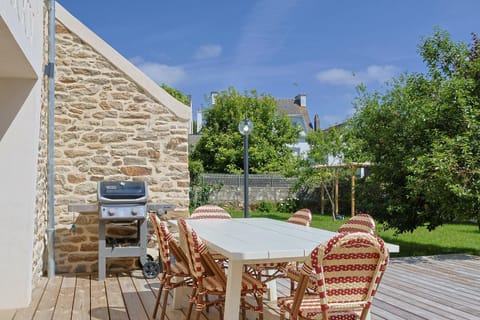 Property building, Patio, Spring, Day, Garden, Dining area, Garden view