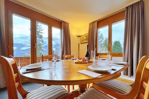 Seating area, Dining area, Mountain view