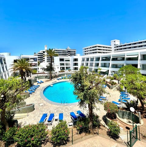 Property building, Day, Pool view, Swimming pool, sunbed