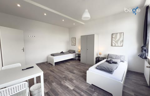 Bedroom, towels
