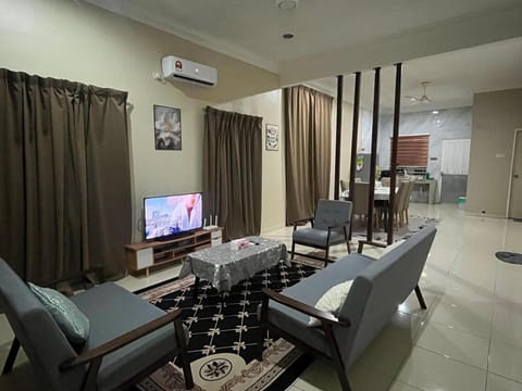 Communal lounge/ TV room, TV and multimedia, Living room, Seating area, air conditioner