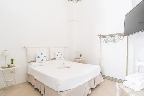 Bed, TV and multimedia, Photo of the whole room, Bedroom