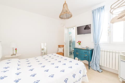 TV and multimedia, Photo of the whole room, Bedroom