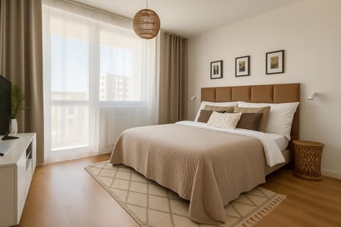 Bed, TV and multimedia, Photo of the whole room, Bedroom