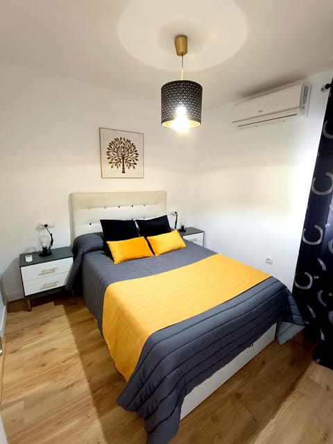 Bed, Photo of the whole room, Bedroom, air conditioner