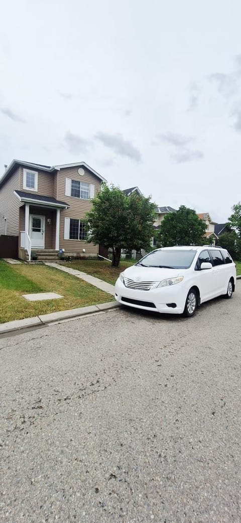 Property building, Neighbourhood, Street view, Parking