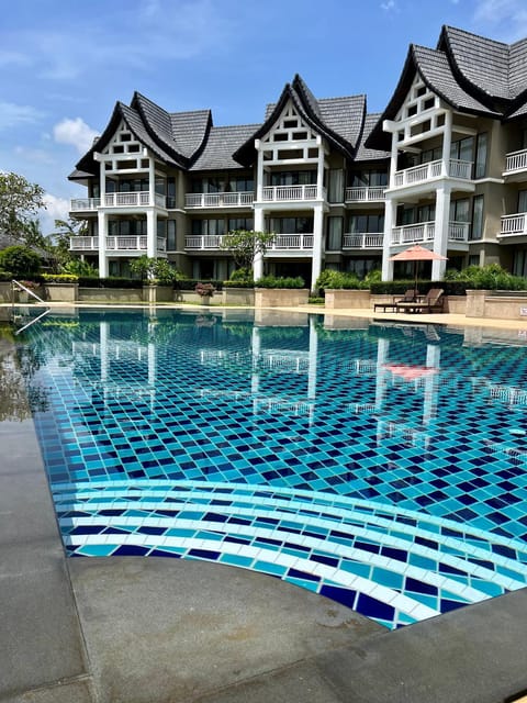 Property building, Day, Swimming pool, sunbed