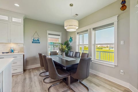 Warrior in Paradise House in Hitchcock