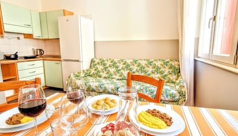 Kitchen or kitchenette, Living room, Food and drinks, Photo of the whole room, Dining area, Food, Drinks