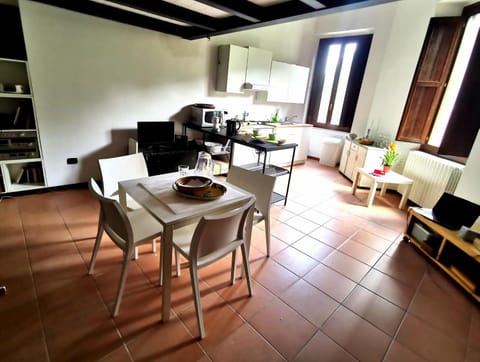 TV and multimedia, Kitchen or kitchenette, Living room, Seating area, Dining area