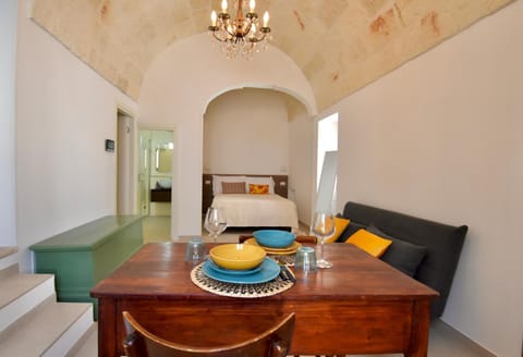 Bed, Bathroom, Living room, Photo of the whole room, Seating area, Dining area, Bedroom