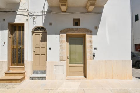 Property building, Facade/entrance, Day