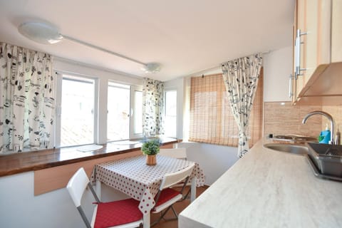 Nearby landmark, Day, Kitchen or kitchenette, Seating area, Dining area, Autumn, On site, Landmark view