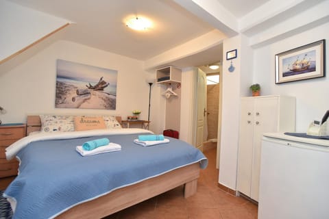 Property building, Bed, Bedroom, Text overlay, Landmark view, furniture, towels