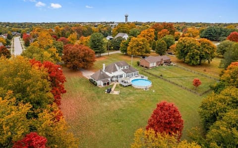 Bourbon Trail Hot Tub Open March 2026 House in Shelbyville