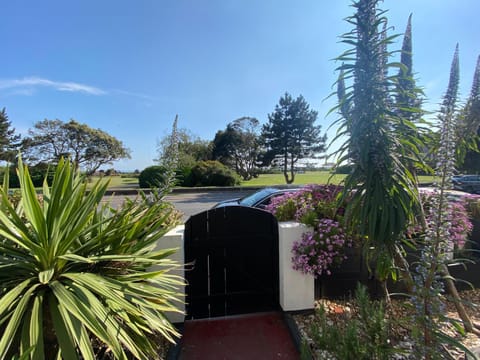 Facade/entrance, Garden, Sea view