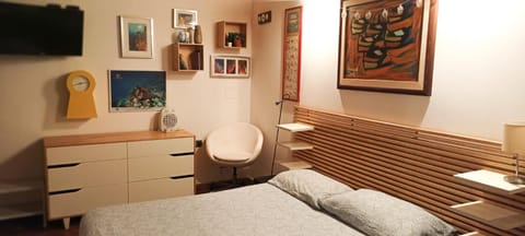Photo of the whole room, Bedroom