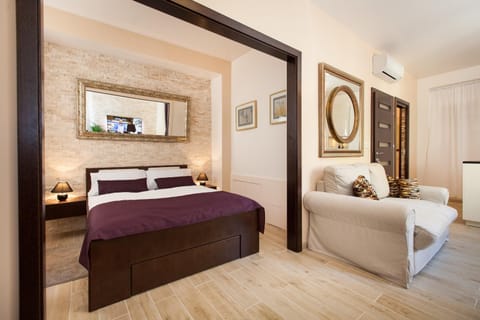 Living room, Photo of the whole room, Decorative detail, Seating area, Bedroom