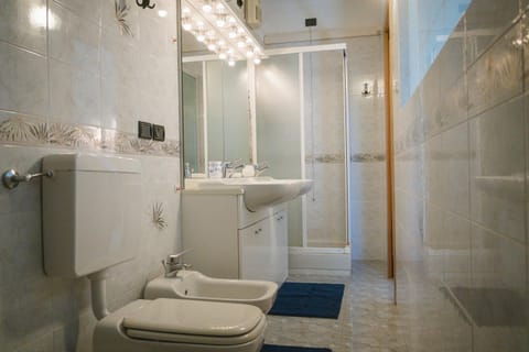 Shower, Toilet, Bathroom, bidet, towels