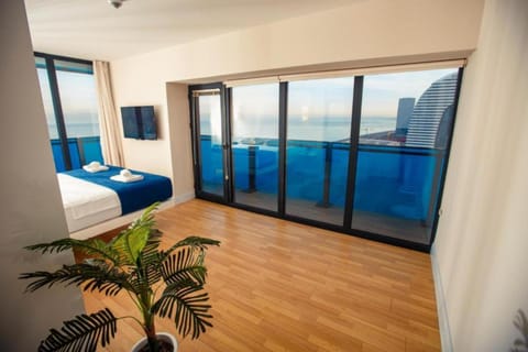 Bed, Natural landscape, TV and multimedia, View (from property/room), Balcony/Terrace, Living room, Photo of the whole room, Seating area, Bedroom, Pool view, Sea view, Swimming pool