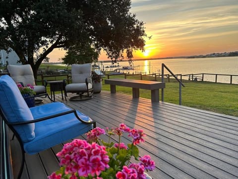 Serene Lakefront Retreat with Luxurious Comforts House in The Colony