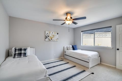 Serene Lakefront Retreat with Luxurious Comforts House in The Colony