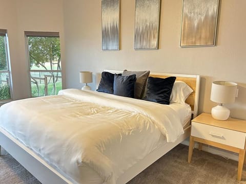 Serene Lakefront Retreat with Luxurious Comforts House in The Colony