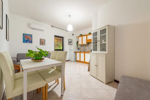 Dining area, kitchen