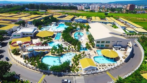 Property building, Spring, Day, Neighbourhood, Natural landscape, Bird's eye view, City view, Mountain view, Pool view, Street view, Swimming pool, Location, Parking, sunbed